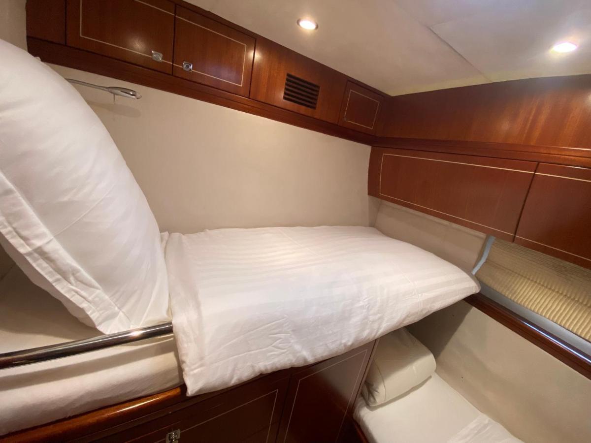 Yacht In Barcelona Hotel Sant Adria de Besos Ngoại thất bức ảnh