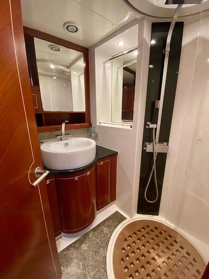 Yacht In Barcelona Hotel Sant Adria de Besos Ngoại thất bức ảnh