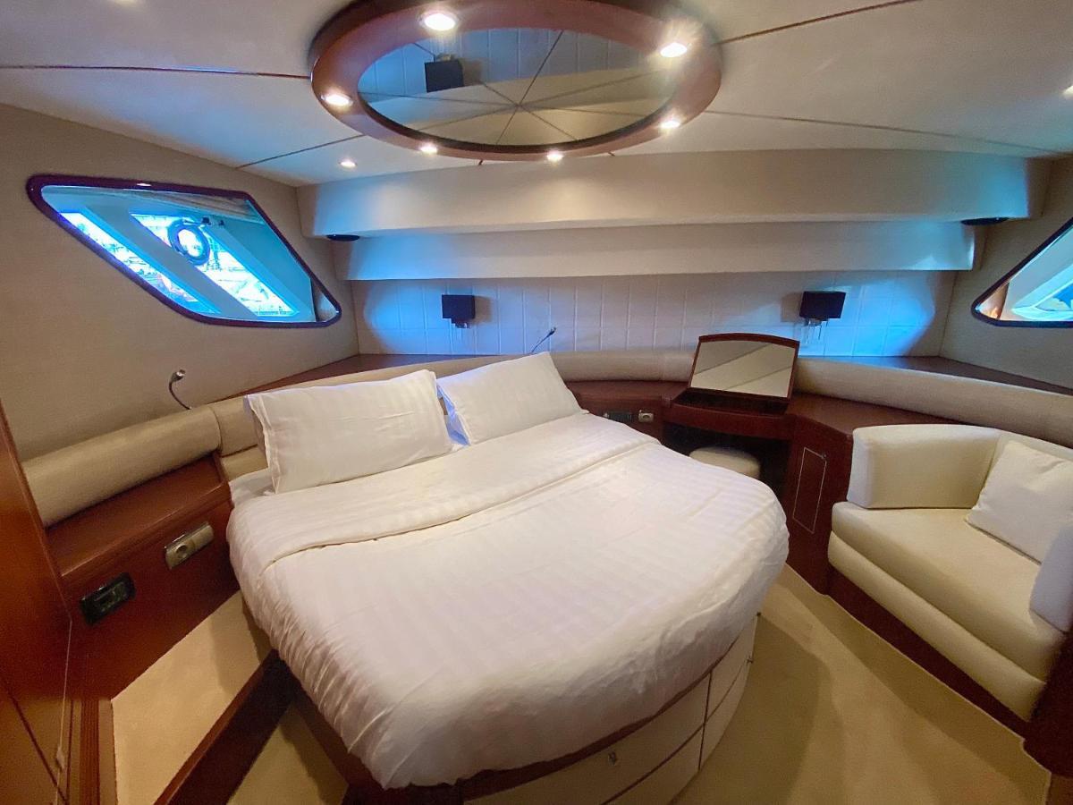 Yacht In Barcelona Hotel Sant Adria de Besos Ngoại thất bức ảnh